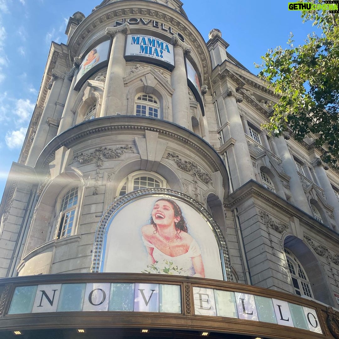 Vannessa Vasquez Instagram - First time at a play in London ! #MamaMia 🤩!! As someone who once went out to look for her father , I only cried 4 times 🥲 . Beautiful story 😘 #mamamia #london🇬🇧 Novella Theatre Mama Mia