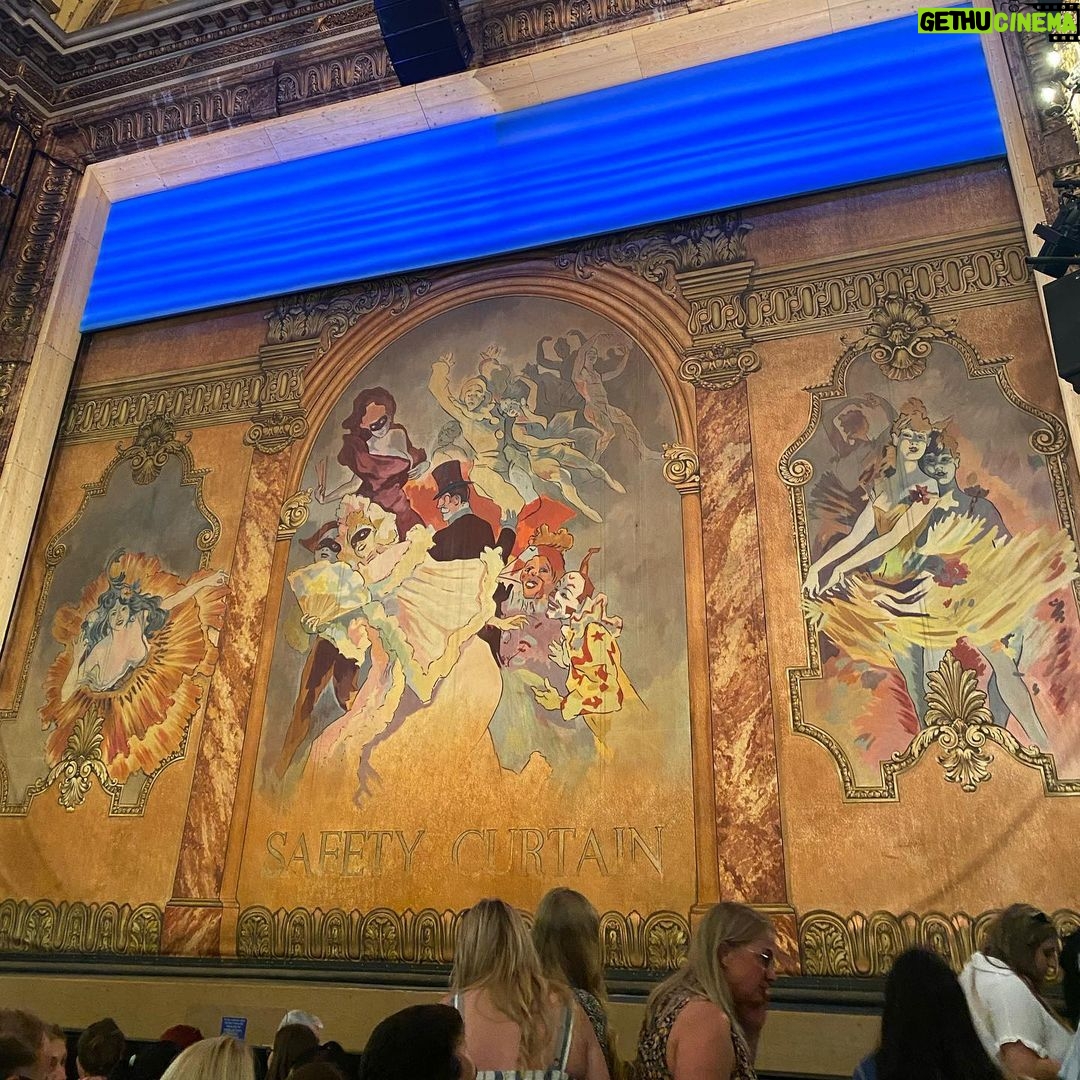 Vannessa Vasquez Instagram - First time at a play in London ! #MamaMia 🤩!! As someone who once went out to look for her father , I only cried 4 times 🥲 . Beautiful story 😘 #mamamia #london🇬🇧 Novella Theatre Mama Mia