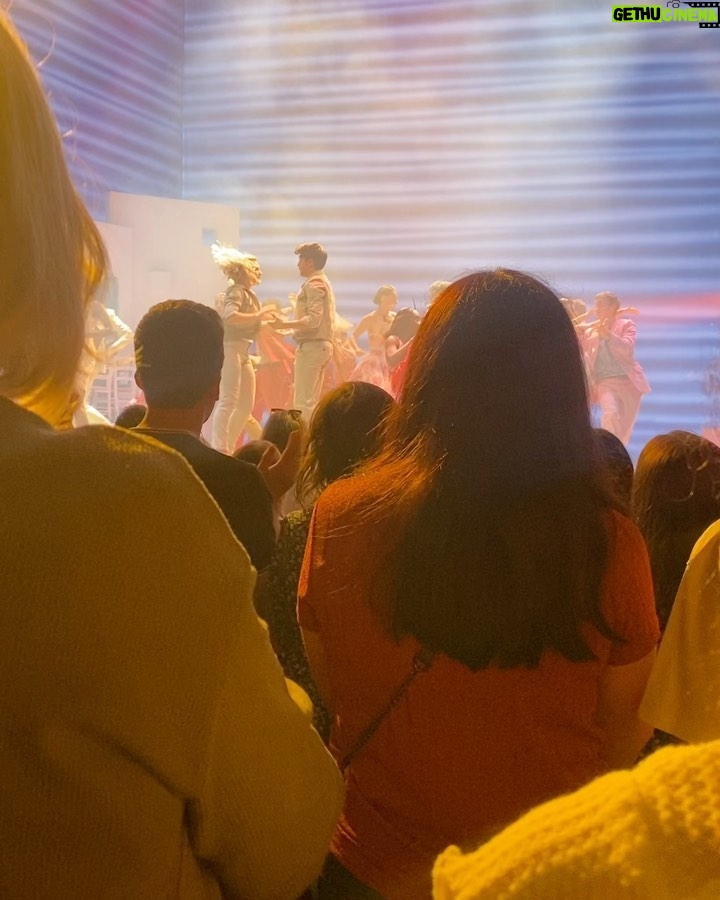 Vannessa Vasquez Instagram - First time at a play in London ! #MamaMia 🤩!! As someone who once went out to look for her father , I only cried 4 times 🥲 . Beautiful story 😘 #mamamia #london🇬🇧 Novella Theatre Mama Mia