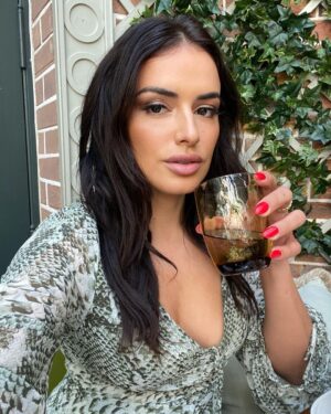 Vannessa Vasquez Instagram - Mentally …. I’m back in Paris for fashion week with everyone else … but gaining 7 pounds cuz I like to eat and fuck It we are on strike still so why not 🥰 🛍  #paris #lourvemuseum
