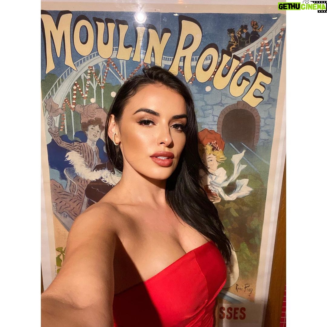 Vannessa Vasquez - 593 Likes - Moulin Rouge in Paris ❤️ Most Mesmerizing show I’ve ever seen 😍
#france #paris #moulinrouge