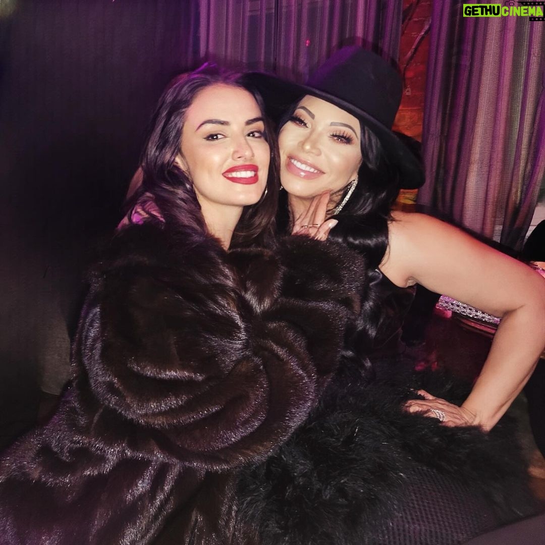 Vannessa Vasquez Instagram - Ladies and gentleman our 2024 Emmy Winner the gorgeous and uber talented @niecynash1 hosted the most beautiful Valentines Day Event I’ve ever been to!! We got to be blessed with so many beautiful live performances led by @jessicabettsmusic …. @msamberpriley and our forever “Gina” Ms @tishacampbellmartin !! Such an honor to be in the presence of great artists who share the same love ❤️ of what we do and life in the same room!! So much great talent the entire night!! Best Valentines 💘 day ever!!!!! 🌹🌹🌹🌹 No matter what you decide to do with your life..like Kobe Said “Love what you do!” ❤️❤️❤️❤️ Arts District, Los Angeles