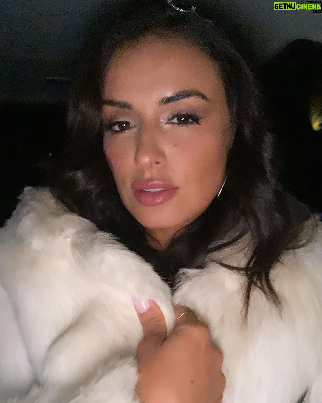 Vannessa Vasquez - 1K Likes - I have no words … just feel so blessed and grateful for these souls … some I’ve know 15 years others 10 others past few years. Thank you for your love 💕 one thing I’ve learned about having long friends is that the real ones are the ones who CONSISTENTLY show up for you. The ones who sit with you and have difficult conversations and heal grow and expand with you. Thank you all for SHOWING UP for me and making TIME for me. You have no idea how grateful I am for your presence and time . I’m so inspired by your kindness, hustle and unique spirit for life.. love y’all 💞💞💞💞 #blessed #grateful #pinkfriday #birthday
🎂🎂 cake by @unpostreideal
Jacket by @dustinburkeofficial
Thank you 🙏