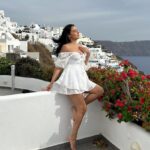 Vannessa Vasquez Instagram - 11.22 No one: … Sagittarius ppl: The tides have shifted. The winds have changed. The energy has expanded and the fire 🔥 is roaming galore… Welcome … we’ve been expecting you 😘😘😘 ✨✨✨♐️ Be bold. Take chances. Go on an adventure. Question everything. Seek the truth and while you’re doing it … dance like no one is watching . It is the time…. #sagittariusseason #santorini #firesigns #truthseekers #adventurer #bold