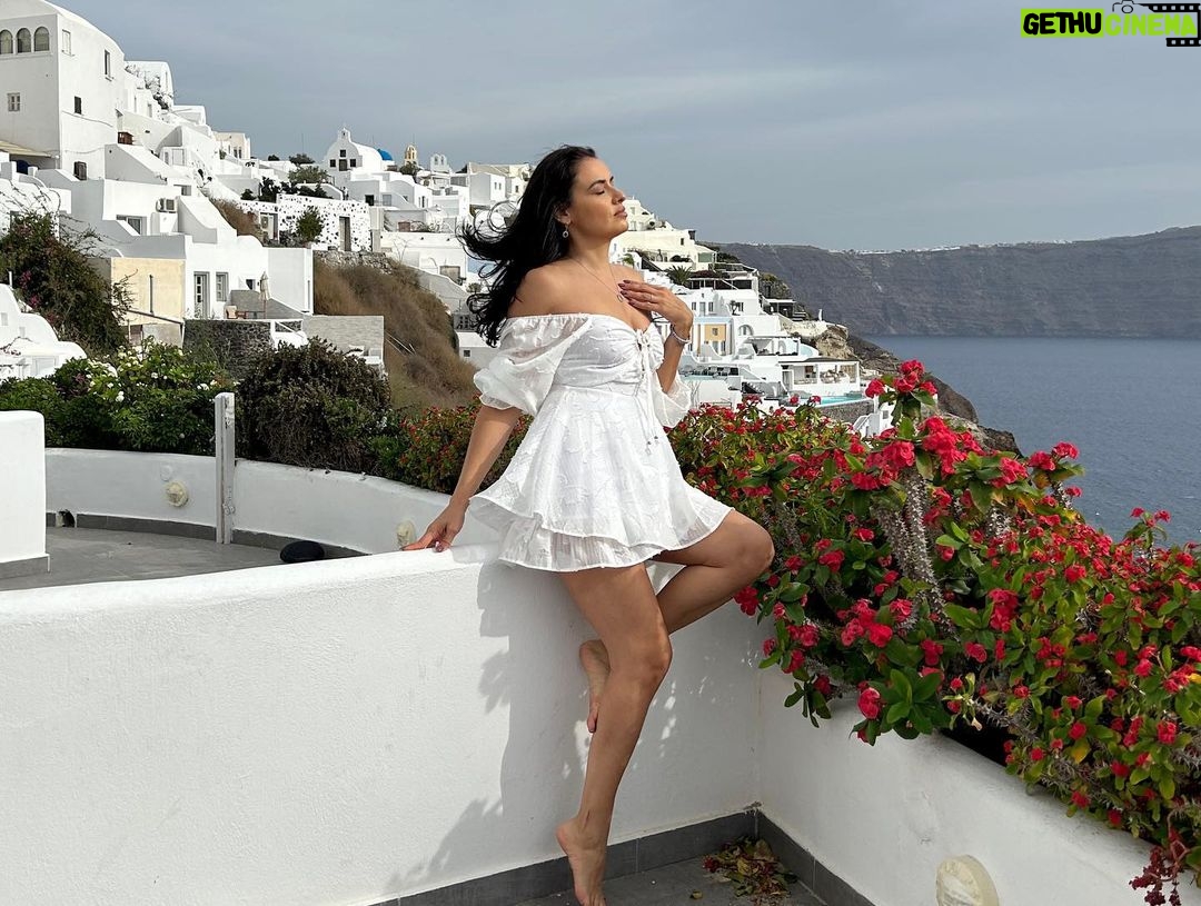 Vannessa Vasquez Instagram - 11.22 No one: … Sagittarius ppl: The tides have shifted. The winds have changed. The energy has expanded and the fire 🔥 is roaming galore… Welcome … we’ve been expecting you 😘😘😘 ✨✨✨♐️ Be bold. Take chances. Go on an adventure. Question everything. Seek the truth and while you’re doing it … dance like no one is watching . It is the time…. #sagittariusseason #santorini #firesigns #truthseekers #adventurer #bold