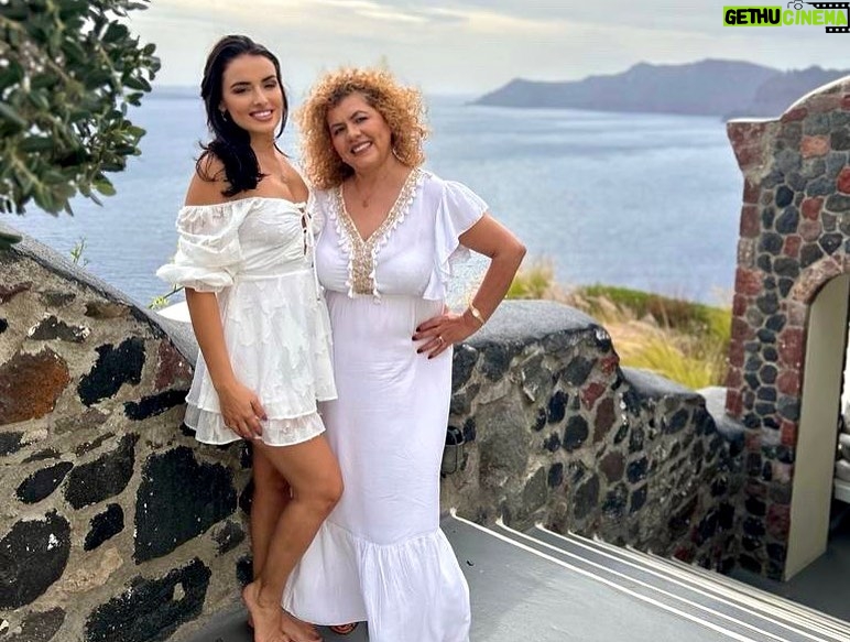 Vannessa Vasquez - 511 Likes - Surround yourself with ppl who value your presence and respect you. Who’s priority is peace for themselves and protecting your peace of mind. Everything else is a no. 😘🙏✨✨✨✨
#emotionalsafety #emotionalintelligence #peace #1111portal #motherdaughter #healingjourney #chakrabalancing