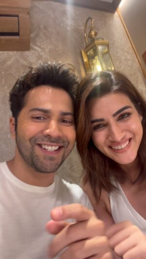 Varun Dhawan Instagram - Wolfing around after ages..
Had to ask “Baaki Sab Theek” !! 🐺♥️

Missed you Veedeeee! 🫶🏻🤗♥️