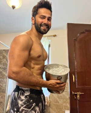 Varun Dhawan Instagram - Dirty tans + ice + recovery 🍉
🎥