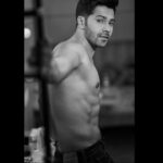 Varun Dhawan Instagram - summer baby 📷- @avigowariker