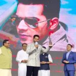 Varun Dhawan Instagram - Maharashtrian of the year. Thank you @lokmat for this honour. Jai maharastra jai Hind .
