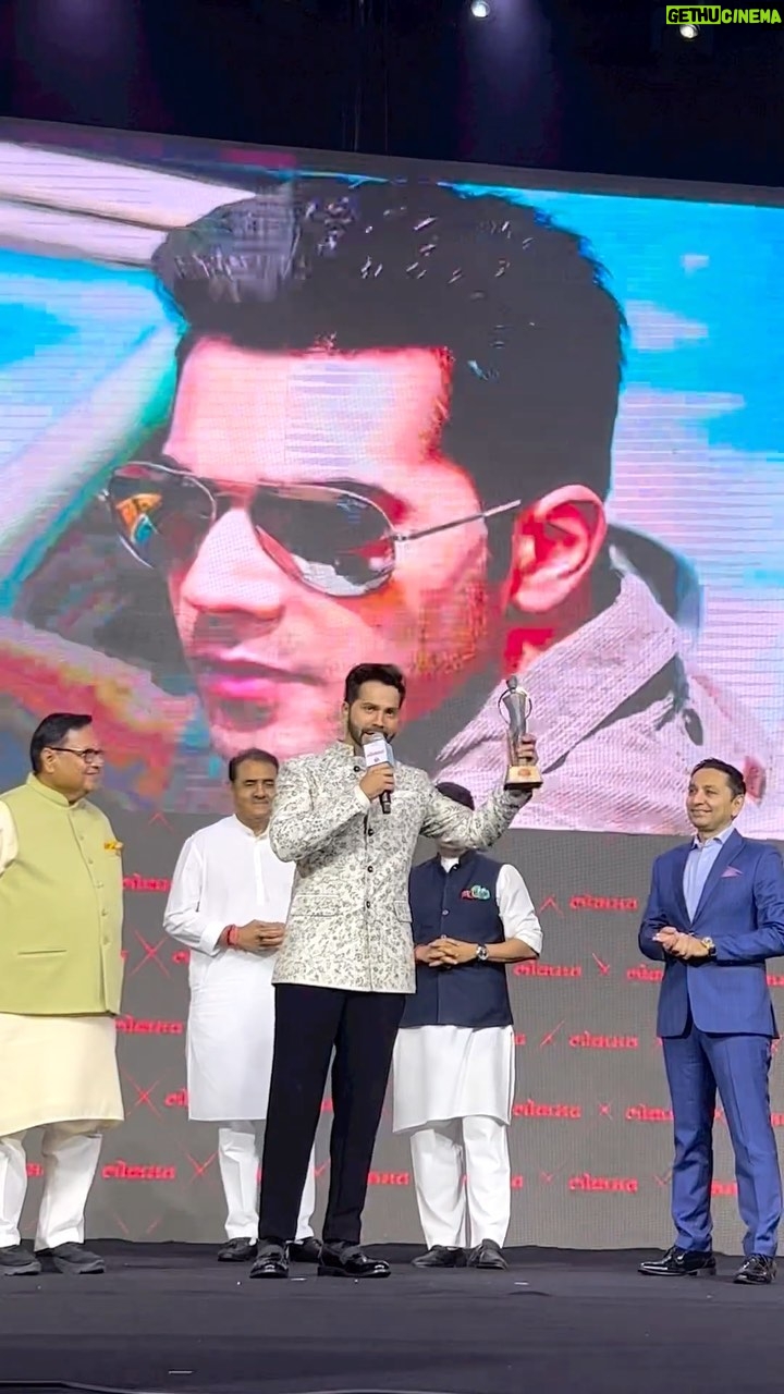 Varun Dhawan Instagram - Maharashtrian of the year. Thank you @lokmat for this honour. Jai maharastra jai Hind .