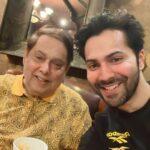 Varun Dhawan Instagram – Dad reviewing my halwa.
