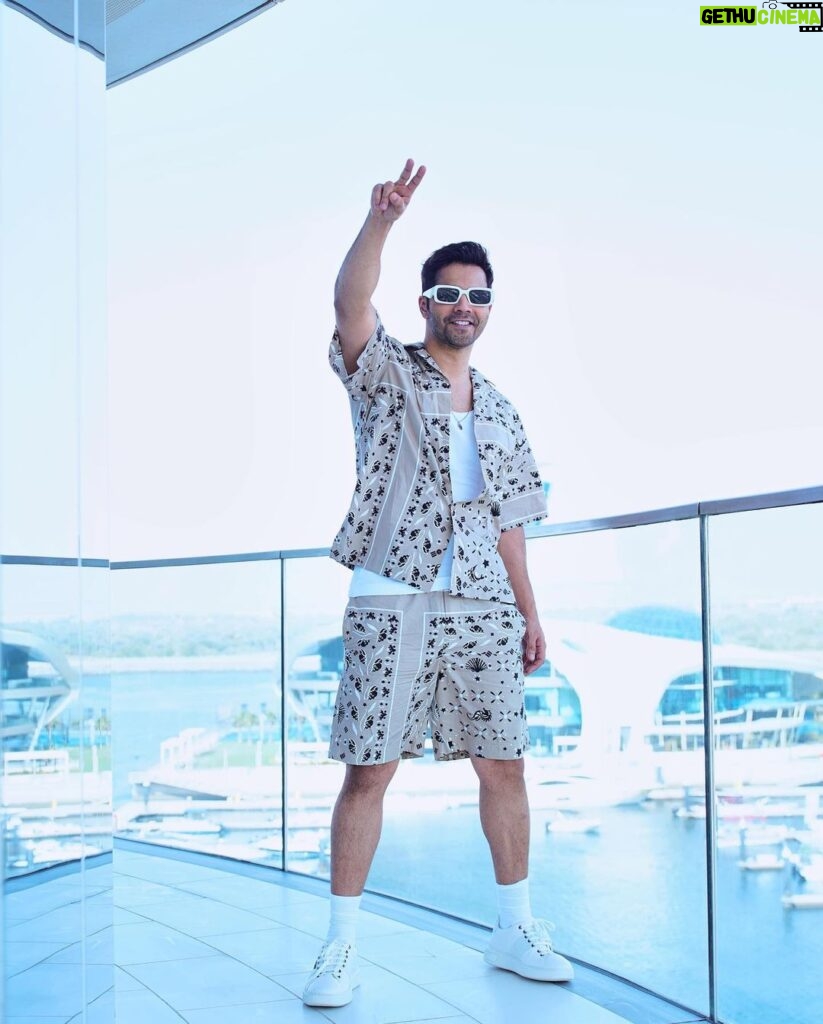 Varun Dhawan Instagram - Island boyee