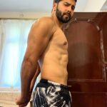 Varun Dhawan Instagram – Dirty tans + ice + recovery 🍉
🎥
