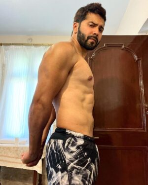 Varun Dhawan Instagram - Dirty tans + ice + recovery 🍉
🎥