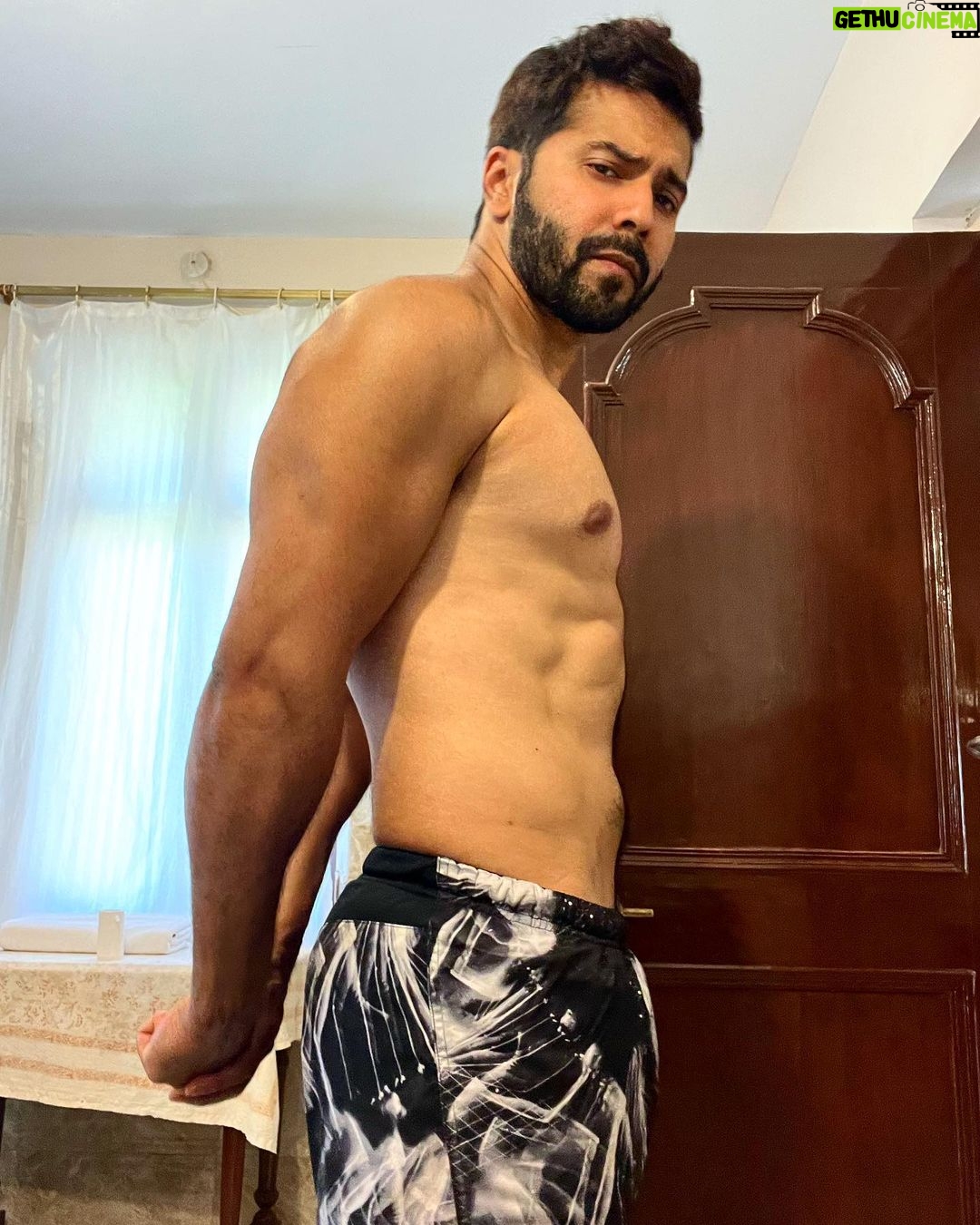 Varun Dhawan - 844.4K Likes - Dirty tans + ice + recovery š
š„