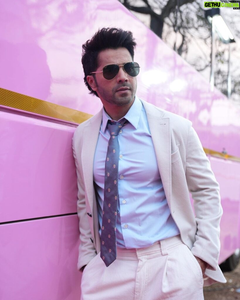 Varun Dhawan Instagram - I like pink ✊