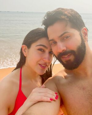 Varun Dhawan Instagram - ☀️ 🌊 
#iffi2022 @saraalikhan95