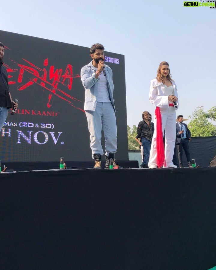 Varun Dhawan Instagram - Kabhi kabhi inke bum se poonch bhi niklti hai Thank u baccha log see u in the theatre 25 th ko ek dum maaja ma ahemdabad #kidschamp