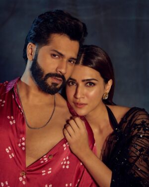 Varun Dhawan Instagram - Trying to be “sexy”, “hot” & “cute” all at the same time.. 🤪😉 (swipe) 

P.S. Last one’s “US” @varundvn 🥰

#BhediyaPromotions