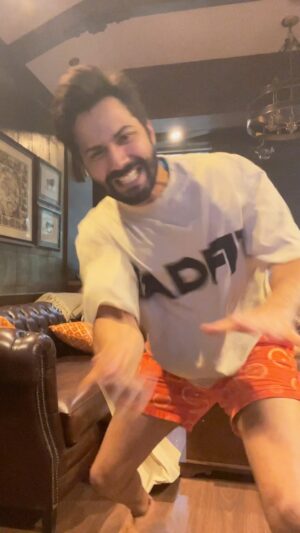 Varun Dhawan Instagram - INDIA INDIA INDIA 🇮🇳 
Unbelievable  india wins happy Diwali 🪔 
Well played Pakistan. One of the best matches. King @virat.kohli