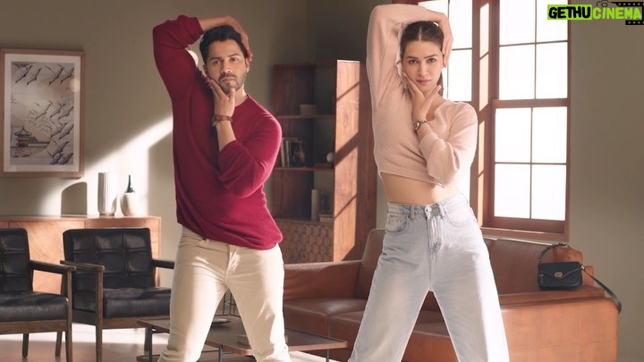 Varun Dhawan Instagram - Me seriously posing ๐โโ๏ธ @varundvn wolfing around ๐บ Thatโs just us being us, featuring the latest Fall collection from Fossil. Checkout โ๐๐today! @fossil.in #FossilCollective