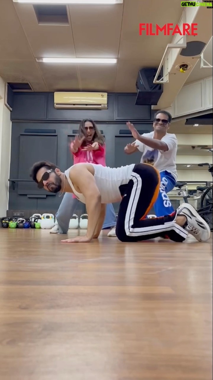 Varun Dhawan Instagram - Haaye garmi! That’s what we think every time we look at #VarunDhawan. The actor takes the #FilmfareAwards hook step challenge and aces it - now it’s your turn, take the challenge and tag us using #FilmfareOnReels. ❤️🔥💥🔥 #Wolf777newsFilmfareAwards #FilmfareAwards2022