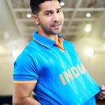 Varun Dhawan Instagram - INDIA INDIA INDIA 🇮🇳 Khelenge hum dil se Khelenge hum shaan se #worldcup #indiavspakistan 📸- @avigowariker