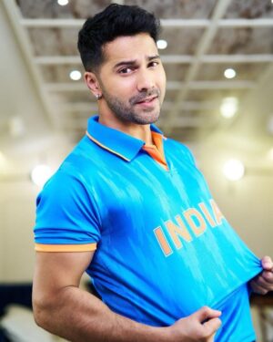 Varun Dhawan Instagram - INDIA INDIA INDIA 🇮🇳 
Khelenge hum dil se
Khelenge hum shaan se
#worldcup #indiavspakistan
📸- @avigowariker