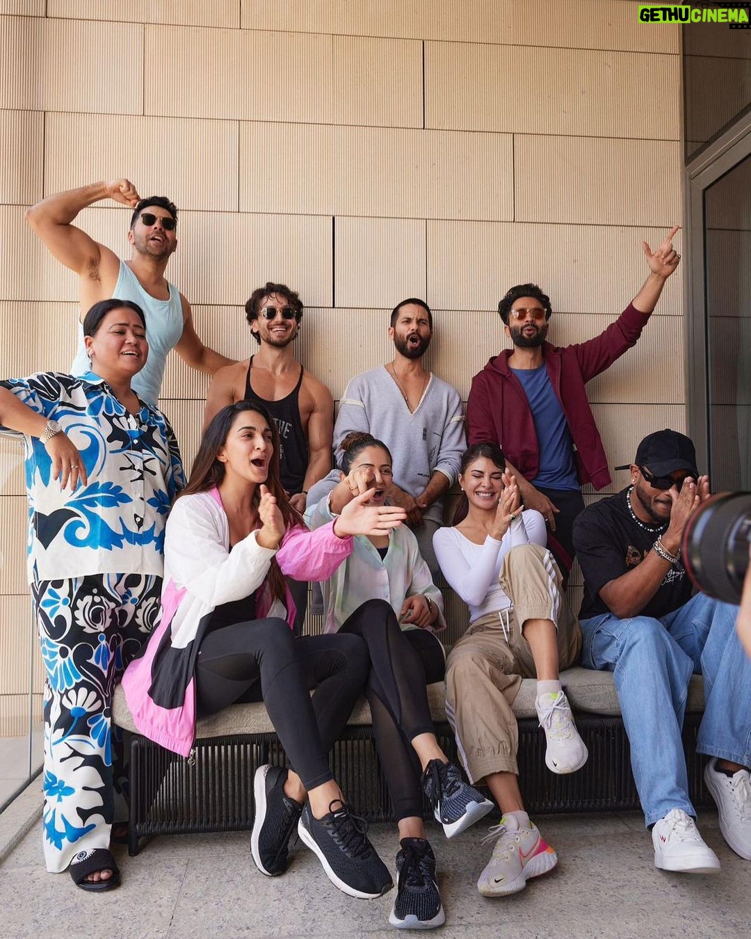 Varun Dhawan - 1.9 Million Likes - Happy focused faces to take over doha.
In just 5 days we managed to sell out an arena. Ready to dance our hearts out.
P.s- i made tiger smile #entertainerno1
And Iām nervous to dance next to shahid !!!