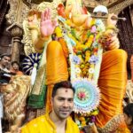 Varun Dhawan Instagram - Had the best darshan today at #laalbaghcharaja. गणपति बप्पा मोरया 🙏☀️ Laal Bagh Ka Raja