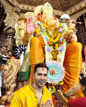 Varun Dhawan Instagram - Had the best darshan today at #laalbaghcharaja. गणपति बप्पा मोरया 🙏☀️