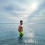 Varun Dhawan Instagram - Happy place 🐠 @ritzcarltonmaldives @makeplansholidays