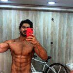 Varun Dhawan Instagram - Some bts P.s- don’t have this shape now but will get there