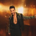 Varun Dhawan Instagram - Play 🎵 ishq wala love #rohannanda Head to toe @versace Styled by @ekalakhani