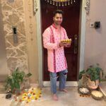 Varun Dhawan Instagram - दिये जलाओ पर लोगों के बीच आग ना लगाओ #happydiwali 🪔💙 Mumbai, Maharashtra