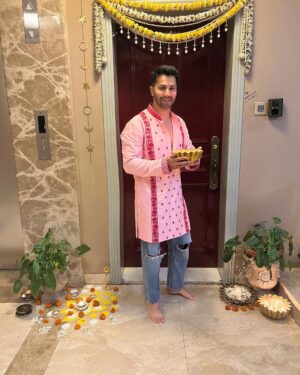 Varun Dhawan Instagram - दिये जलाओ पर लोगों के बीच आग ना लगाओ 
  #happydiwali 🪔💙