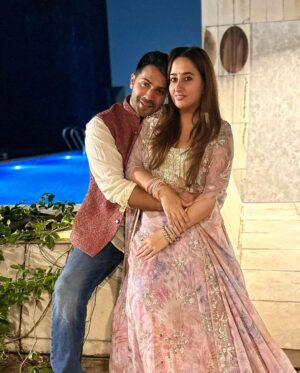 Varun Dhawan Instagram - Happy karvachauth to everyone out there celebrating. Wishing safety and peace to all. Bharatya naari sab be bhaari though natasha is really light so love making her sit on my lap