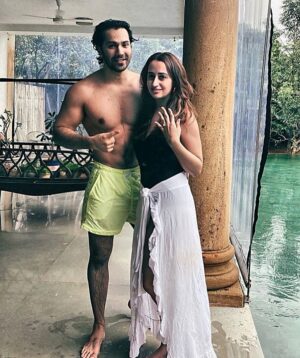 Varun Dhawan Instagram - Happy 3 baby
#tbt 3 and half years back when I proposed while mark anthonys song played