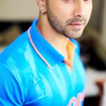 Varun Dhawan Instagram - INDIA INDIA INDIA 🇮🇳 Khelenge hum dil se Khelenge hum shaan se #worldcup #indiavspakistan 📸- @avigowariker