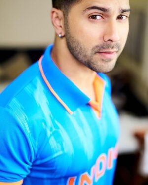 Varun Dhawan Instagram - INDIA INDIA INDIA 🇮🇳 
Khelenge hum dil se
Khelenge hum shaan se
#worldcup #indiavspakistan
📸- @avigowariker