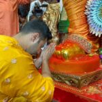 Varun Dhawan Instagram - Had the best darshan today at #laalbaghcharaja. गणपति बप्पा मोरया 🙏☀️ Laal Bagh Ka Raja