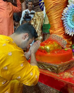 Varun Dhawan Instagram - Had the best darshan today at #laalbaghcharaja. गणपति बप्पा मोरया 🙏☀️