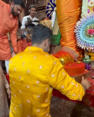 Varun Dhawan Instagram - Had the best darshan today at #laalbaghcharaja. गणपति बप्पा मोरया 🙏☀️
