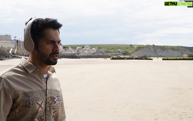 Varun Dhawan Instagram - Ajju bhaiya ne Mahual bana diya 🙏. Thank u for giving bawaal a place In Your heart. I have never received so many calls for any film of mine. The impact this film is having on people is incredible. It’s a conversation starter about the fake image industry and how today we are all in someway slaves to this ideology. Thank u for watching and enjoying Ajju and his family. You are #bawaal Photographer - @ruchitrajguru