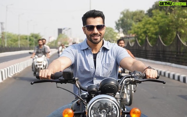 Varun Dhawan Instagram - Ajju bhaiya ne Mahual bana diya 🙏. Thank u for giving bawaal a place In Your heart. I have never received so many calls for any film of mine. The impact this film is having on people is incredible. It’s a conversation starter about the fake image industry and how today we are all in someway slaves to this ideology. Thank u for watching and enjoying Ajju and his family. You are #bawaal Photographer - @ruchitrajguru