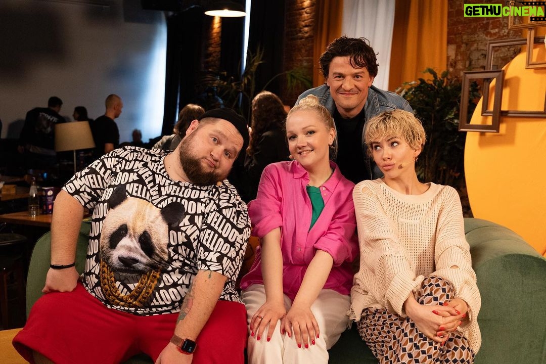 Varvara Shcherbakova Instagram - В ГОСТЯХ У ВАРИ! Велком, как говорится, в новое шоу с добрым, уютным, домашним настроением🥰 Мы бэстиками постарались и сняли так, чтобы самим было кайф! Спасибо, дорогие гости, зрители и все-все! Обнимаю каждого🫂 Приятного просмотра и комментирования🫶🏻 Ссылка в шапке профиля, а также в сторис неистовый поток ссылок))) Креативченко: @startyom @vinogradovavalera @lavrov_m Режиссер: @xobbitpustota Бессменный мейк энд хэир: @ilonamakeup @stroeva__sveta Стайл: @b.i.l.e.t.s.k.a.y.a @lazareva_.k