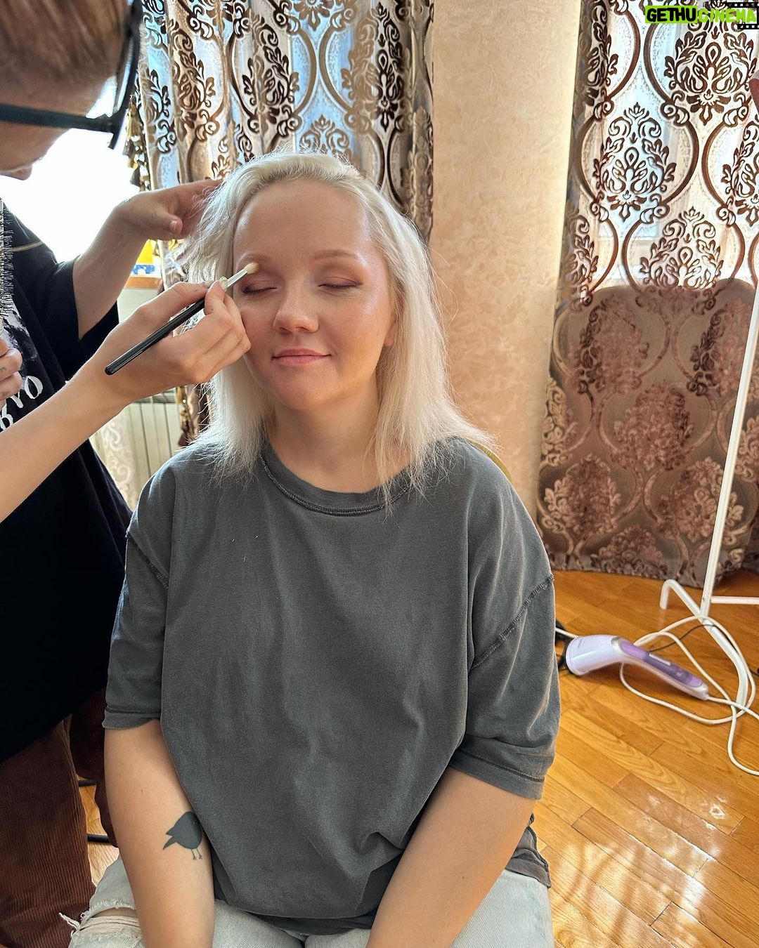 Varvara Shcherbakova Instagram - Августовский рандом! Лето почти закончилось. Я успела: поработать, отдохнуть, опять поработать, поболеть и два раза победить простуду на губе, снять квартирник, снова набрать чуть кг, которые скинула весной(, переехать, перевезти маму, приготовить ужин впервые за кучу времени, почти пересмотреть сериал «Клон», а также побывать в трёх странах! А как ваше лето?☀️
