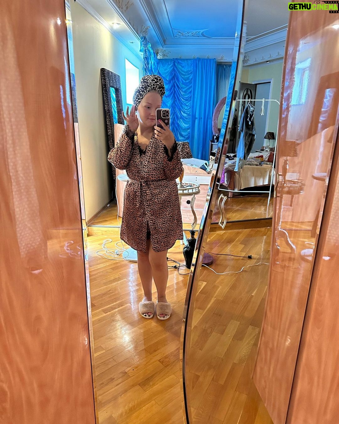 Varvara Shcherbakova Instagram - Августовский рандом! Лето почти закончилось. Я успела: поработать, отдохнуть, опять поработать, поболеть и два раза победить простуду на губе, снять квартирник, снова набрать чуть кг, которые скинула весной(, переехать, перевезти маму, приготовить ужин впервые за кучу времени, почти пересмотреть сериал «Клон», а также побывать в трёх странах! А как ваше лето?☀️