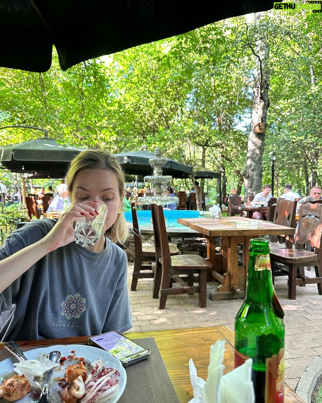 Varvara Shcherbakova Instagram - Августовский рандом! Лето почти закончилось. Я успела: поработать, отдохнуть, опять поработать, поболеть и два раза победить простуду на губе, снять квартирник, снова набрать чуть кг, которые скинула весной(, переехать, перевезти маму, приготовить ужин впервые за кучу времени, почти пересмотреть сериал «Клон», а также побывать в трёх странах! А как ваше лето?☀️